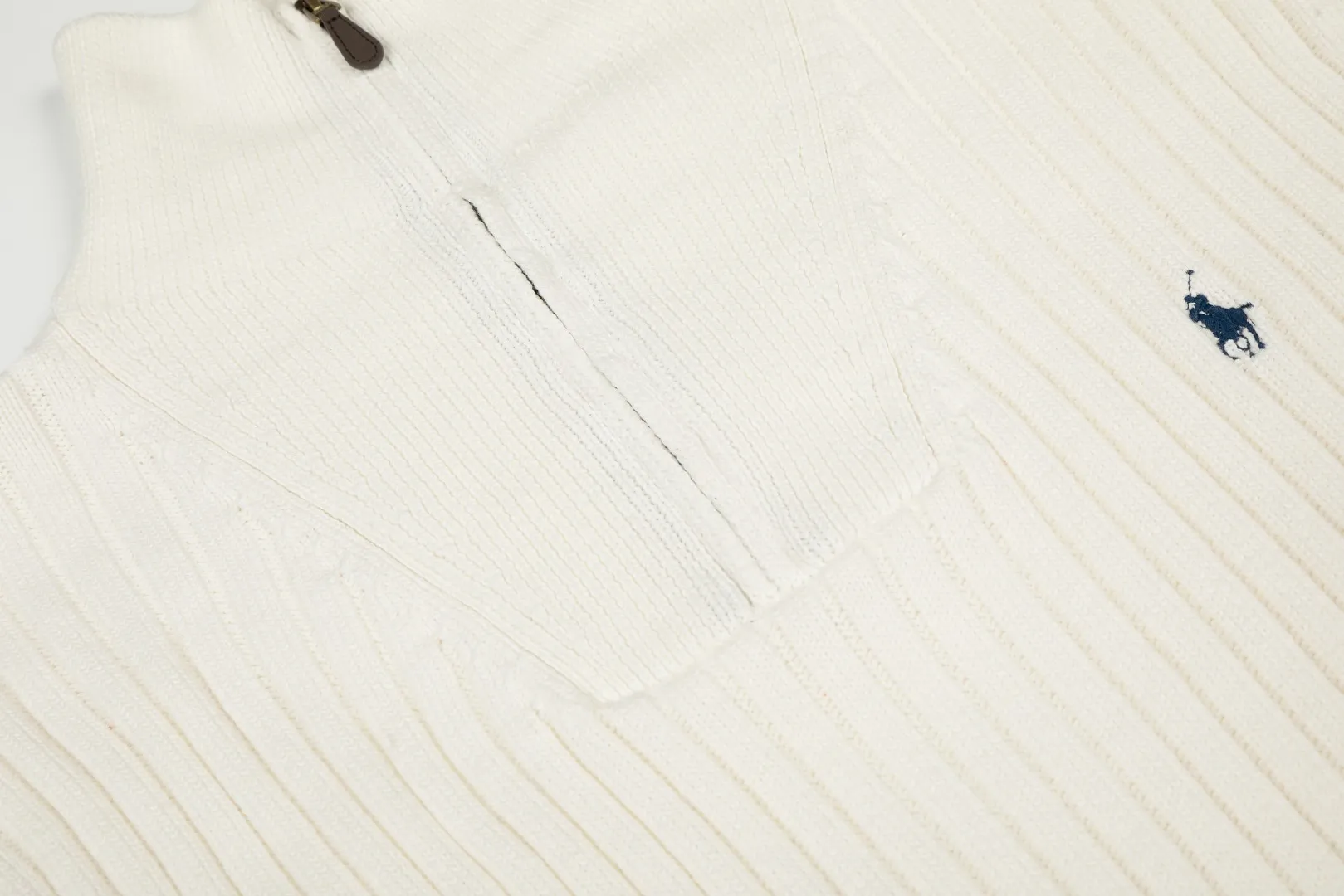 P250 Top quality" Style number: DS114# (not off the shelves all year round) [Ralph Lauren half-zip solid color pony embroidered logo striped knitted sweater] ✅Ralph Lauren half-zip classic basic versatile unisex couple pullover sweater ✅Main supplier platform live broadcast Wholesale entity Replenish when out of stock Not off the shelf ✅ZP quality 1:1 version Scan the code to enter the GF website Counter quality ✅Detailed quality The only one in Guangzhou Imported quality cotton yarn, focusing on high-end, cost-effective, good quality needless to say. ✅Restore the original version. The maximum size can be worn up to 190 pounds. Loose, comfortable and stress-free. ✅The upper body is simple and easy to match. A must-have item for ootd. Good-looking clothes are never picky. Recommended must-have items in the wardrobe. Size: S-XL. Color: Black, white, gray, khaki, navy blue, white label, red gold label.
